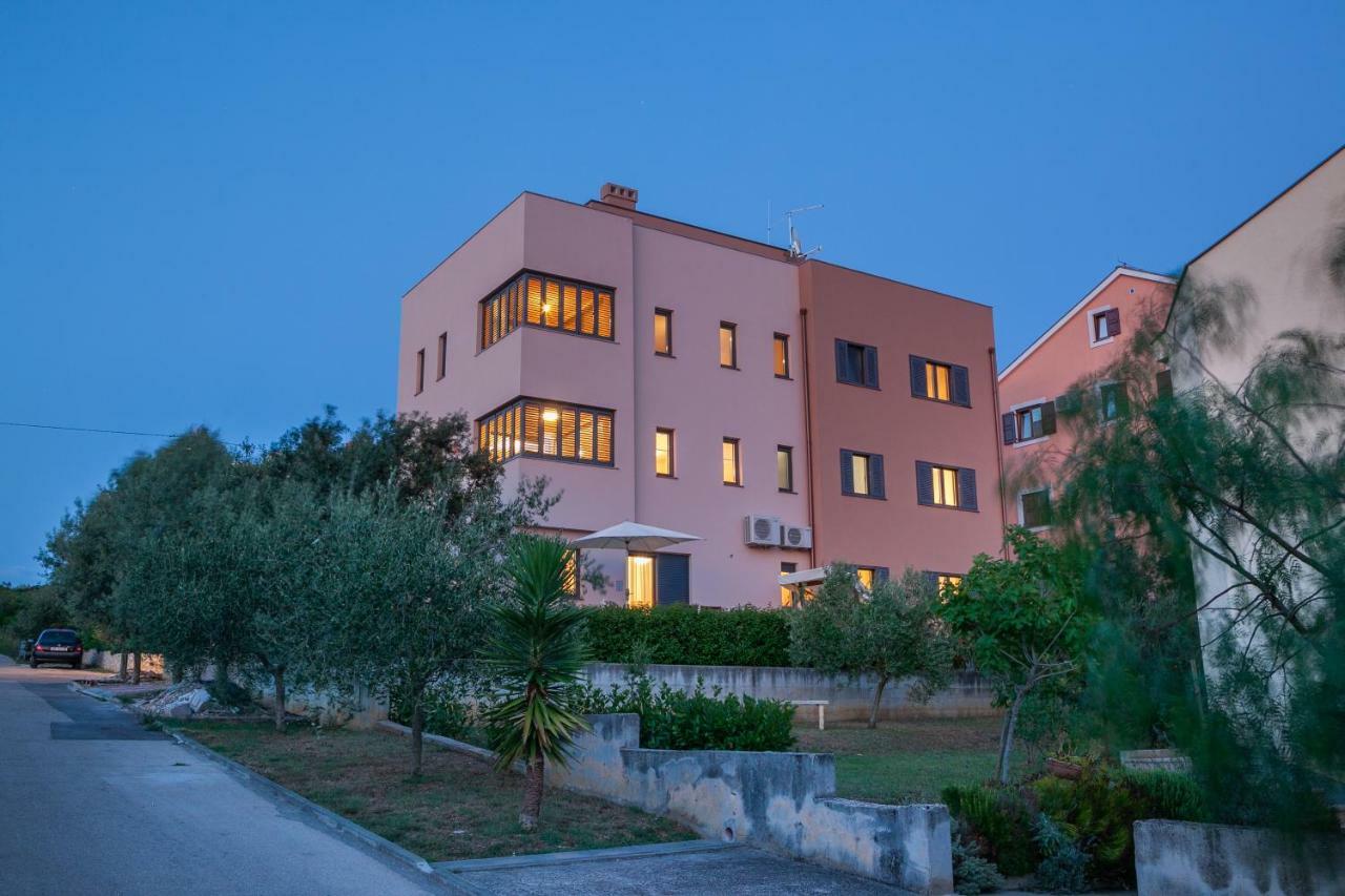 Luana With Private Jacuzzi Apartment
